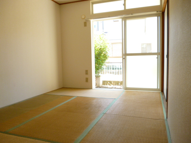 Living and room. Japanese-style room about 6 quires (a bright room) On the tatami exchange, delivery