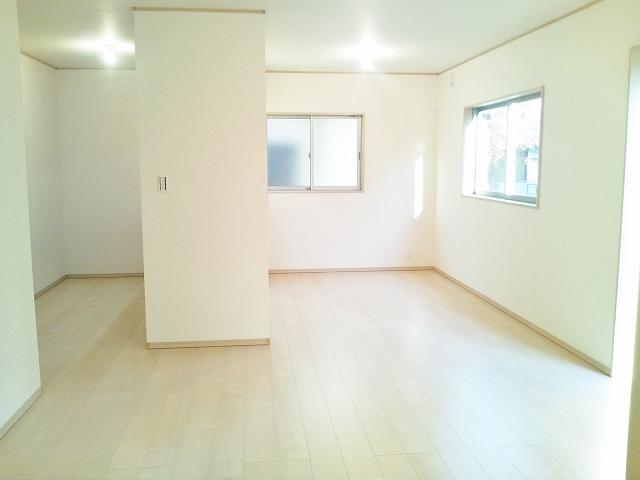 Living. It is very bright south-facing living room. 16 Pledge There are quite clear.