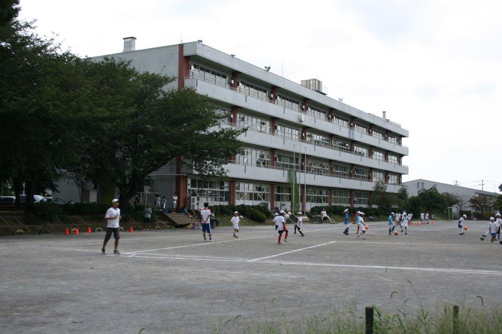 Primary school. Nagareyama Municipal Nishifukai 439m elementary school to elementary school is close
