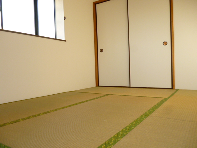 Other room space. South Japanese-style room 6 quires With storage between 1