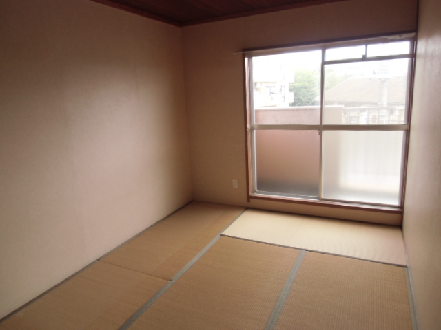 Living and room. Japanese-style room also per yang good !!