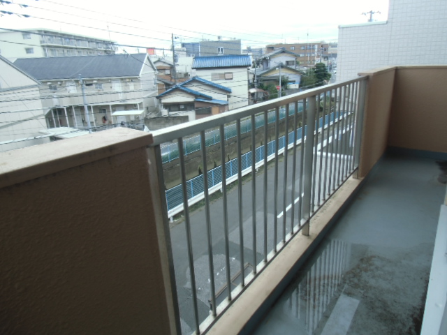 Balcony. Good balcony per yang, It is a laundry safe