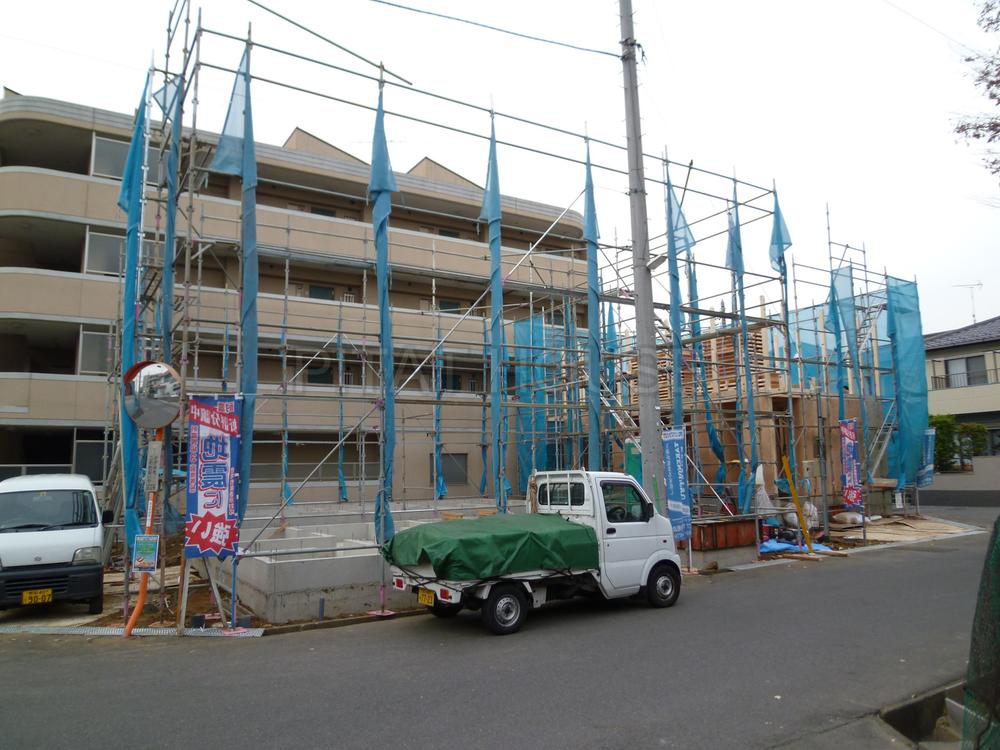 Local photos, including front road.  ◆ Nearby there is also a completed model building of.