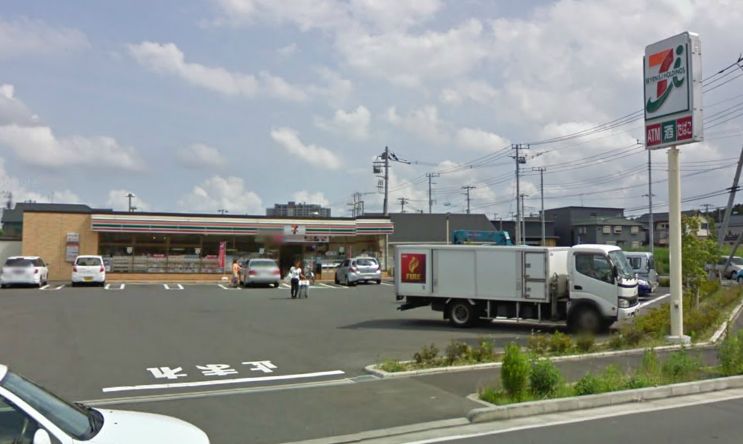 Convenience store. Seven-Eleven Nagareyama Otaka Morinishi store up (convenience store) 950m