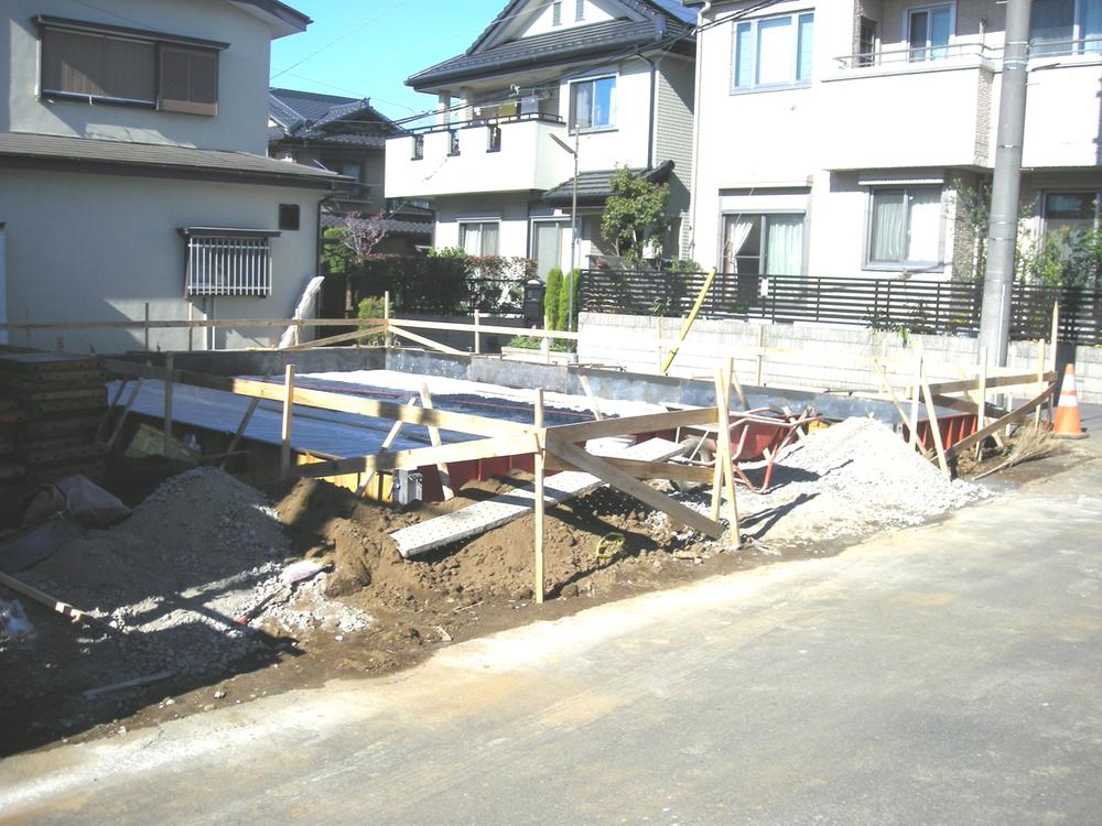 Local appearance photo. This property photo from the east side! ! It is still the stage of foundation.