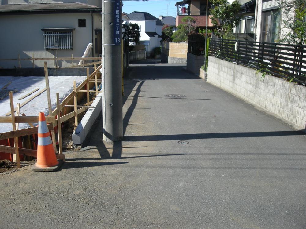 Local photos, including front road. 6.1M in public roads have contact with each other at the north side.
