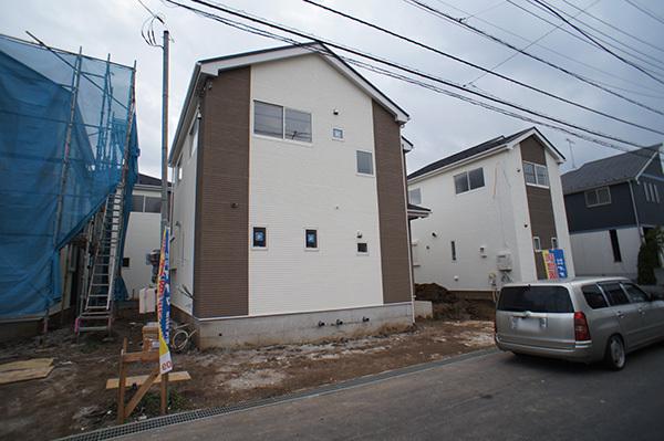 Local photos, including front road. House facing the front 6m road