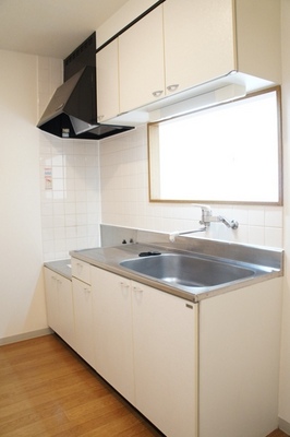 Kitchen. Storage plenty of system Kitchen