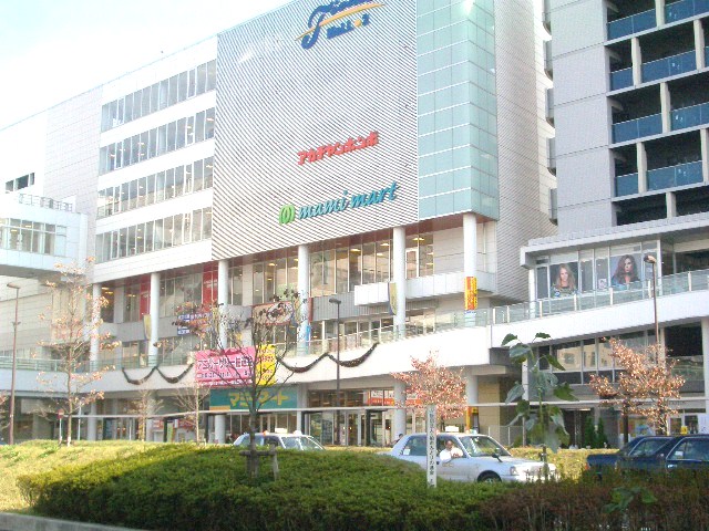 Shopping centre. 330m until Fields (shopping center)