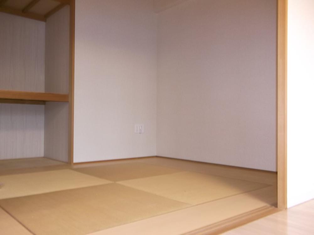 Non-living room. Japanese-style room is using the Ryukyu tatami