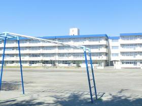Primary school. Minami Nagareyama elementary school to 570m school Your parents of safe distance to elementary school.