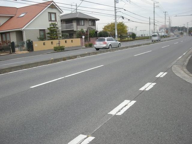 Local photos, including front road. Is a calm environment
