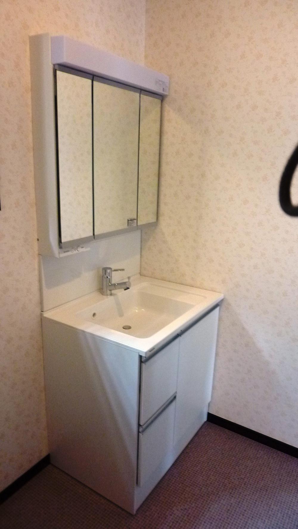 Wash basin, toilet. Same specifications