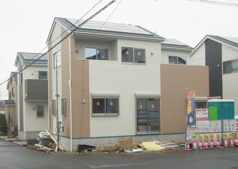 Local photos, including front road. Local (December 10, 2013) with shooting solar power system