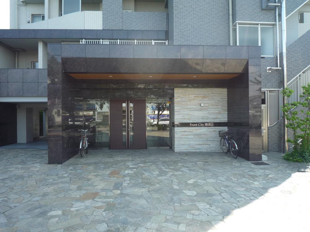 Entrance. Common areas