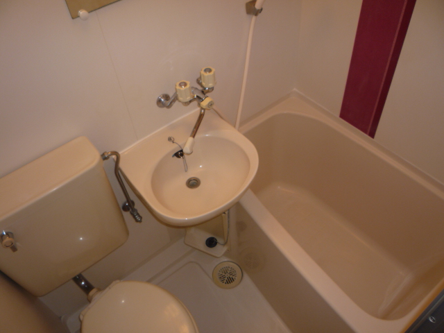 Bath. 3-point unit type bathroom