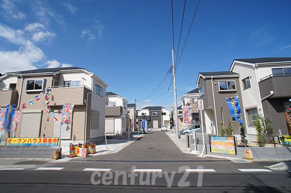 Local photos, including front road. Fulfill freely slow life, A quiet residential area