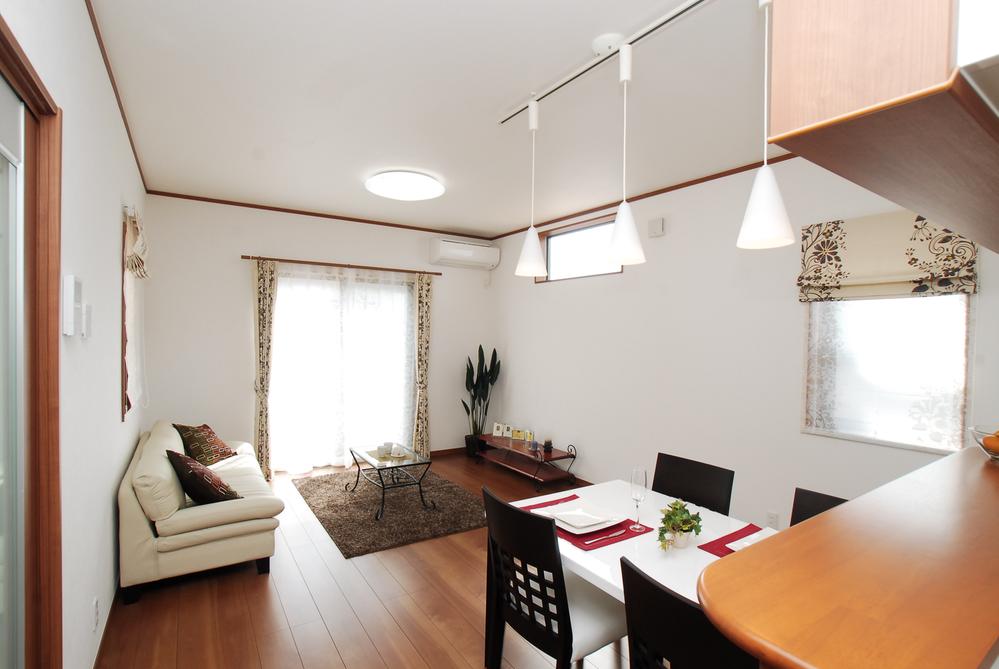 Same specifications photos (living). (4 Building) same specification Floor heating ・ Living with electric shutter