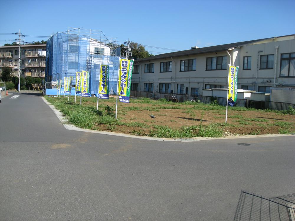 Local photos, including front road. Local (September 2013) Shooting Southwest road Southeast / Facing the southwest road corner lot Good local per yang