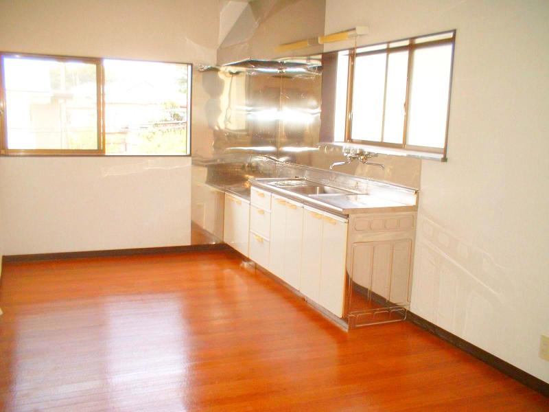 Kitchen. Spacious easy kitchen use and LDK.