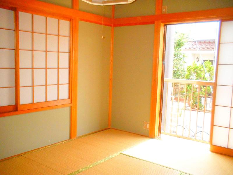 Living and room. And a good smell of tatami.