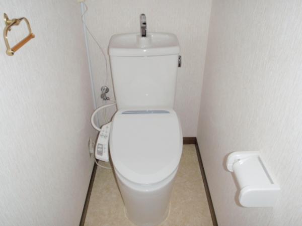 Toilet. First floor toilet. Also exchange the toilet, It established the warm water cleaning toilet seat.