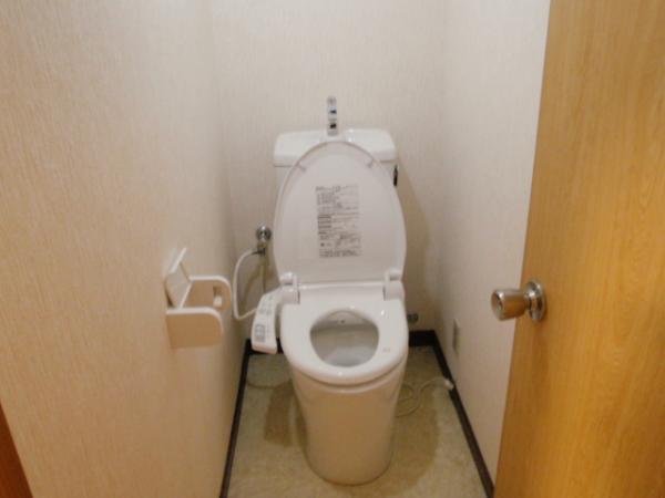 Toilet. Second floor toilet. Also exchange the toilet, It established the warm water cleaning toilet seat.