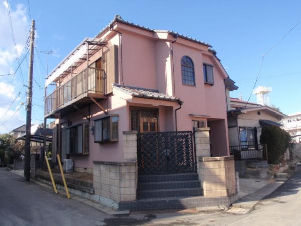 Local appearance photo. H25.12 was renovation completed.  Outer wall paint, Guttering were also exchange.  bath ・ kitchen ・ Wash basin ・ Toilet exchange,  Cross all Chokawa, Tatami mat replacement, Anti-termite work, etc.