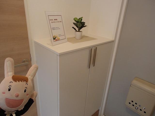 Entrance. Local (October 25, 2013) Shooting