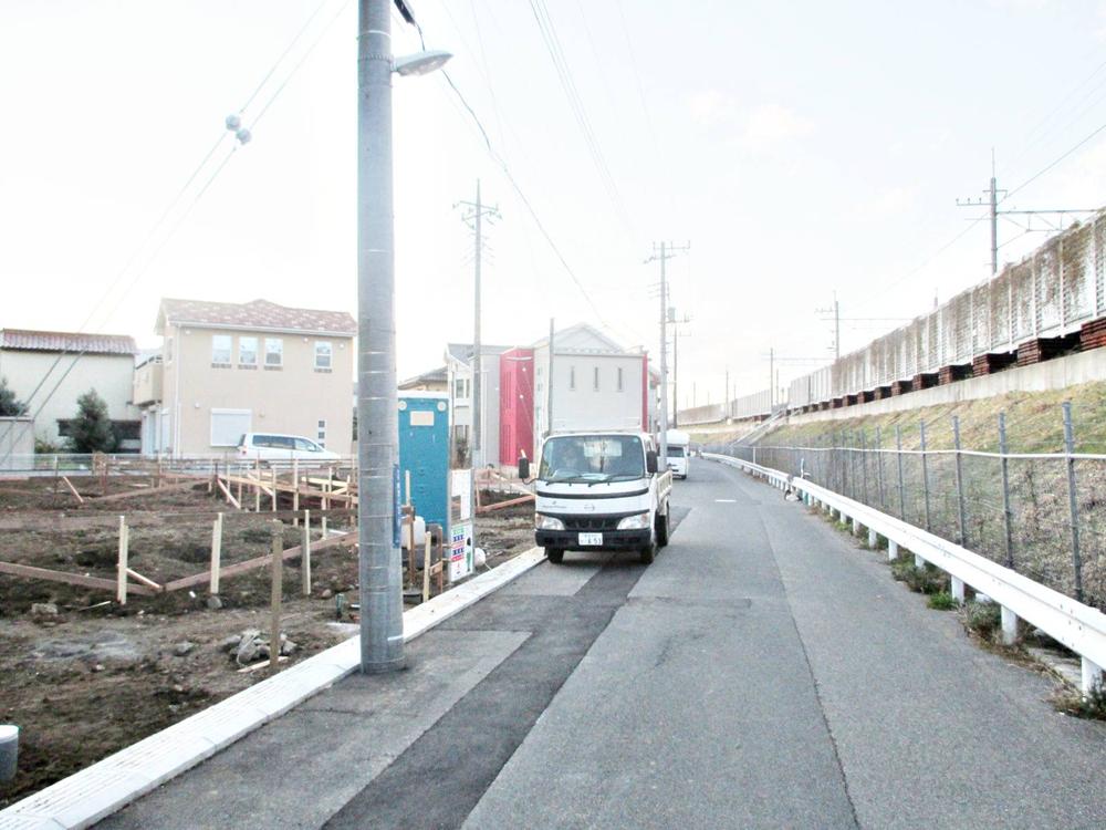 Local photos, including front road. 6m road of leeway