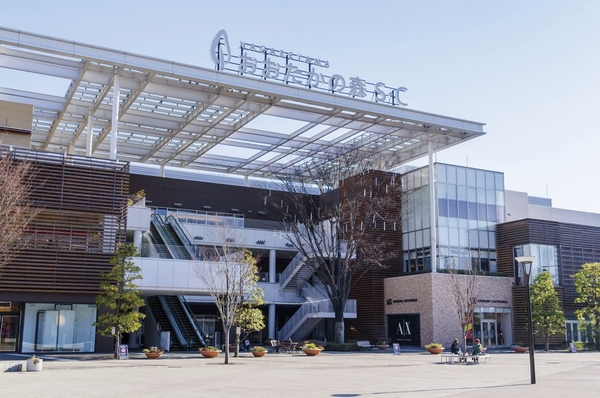 Nagareyama Otaka of forest S ・ C (about 340m / A 5-minute walk) Takashimaya producer of shopping mall. Miscellaneous goods from apparel shop, Supermarket, Up to the movie theater, It is very popular in the lineup of the enhancement of the also all 135 stores.