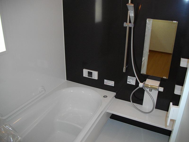 Same specifications photo (bathroom). Spacious bath with a bathroom dryer put afield. (Same specifications)
