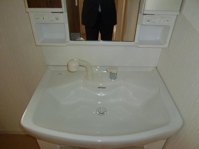 Wash basin, toilet. Building 2 room (December 20, 2013) Shooting