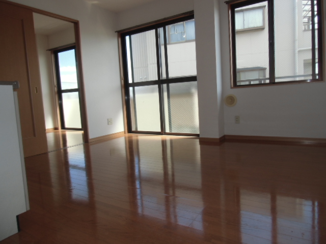 Living and room. It is also a beautiful good flooring per yang