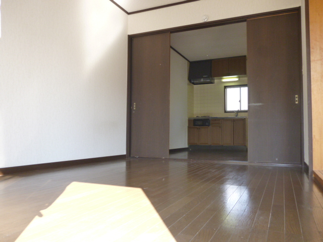 Living and room. A bright room About 13 tatami living during the partition open