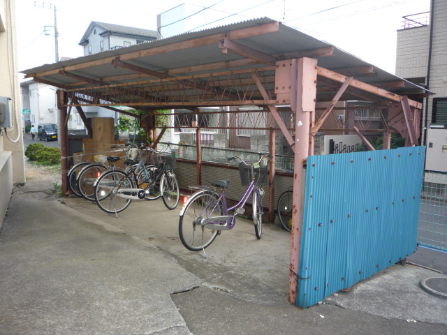 Other common areas. Large parking lot equipped Bike (moped), please consult.