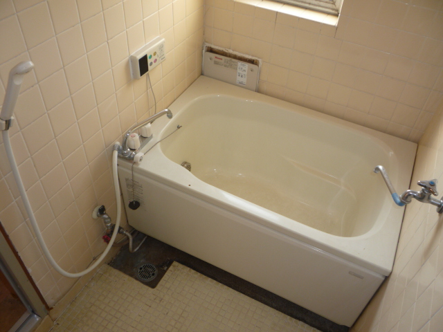 Bath. Ventilation pat with window! Add 焚給 hot water bathroom