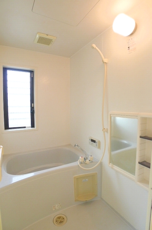 Bath. Also tend bathroom muffled moisture, You can ventilation because there is a window!