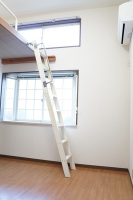 Living and room. Ceiling There is a high feeling of opening with a loft