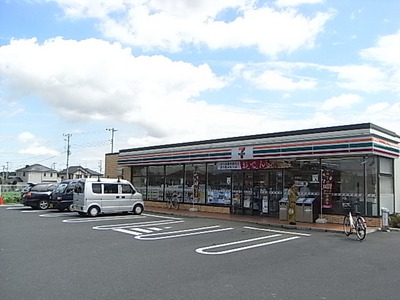 Convenience store. 500m to Seven-Eleven (convenience store)