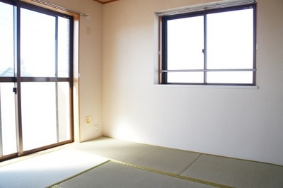 Living and room. Bright living room with two-sided lighting ・ Facing south