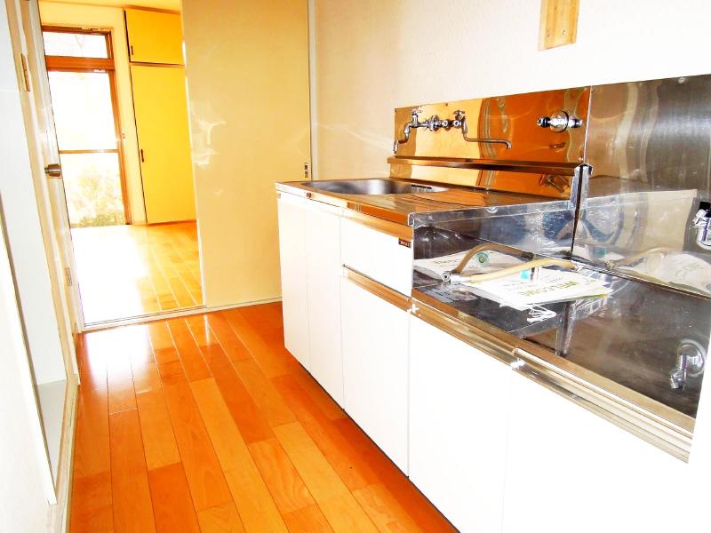 Kitchen. Gas stove can be installed