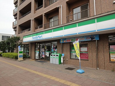 Convenience store. 800m to Family Mart (convenience store)