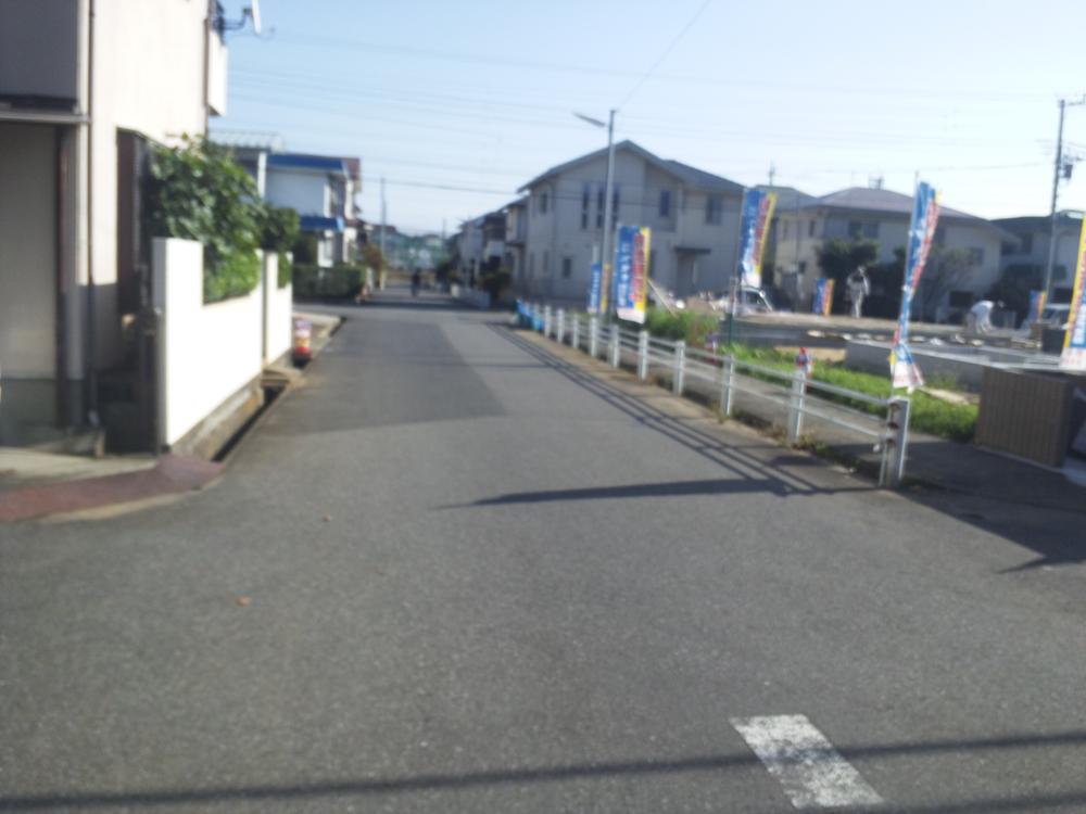 Local photos, including front road. Little contact road situations traffic