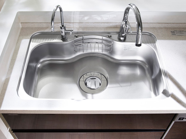 Kitchen.  [Quiet gourmet sink] Reduce damping material of the sink bottom is the sound of the water wings. While the washing, Masu fun Me a conversation with family and friends.