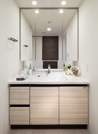 Bathing-wash room.  [Powder Room] Equipped with a bathroom vanity with a triple mirror can be adjusted the angle of the mirror in the powder room. The mirror surface back, Cosmetics was to ensure the space can be stored.