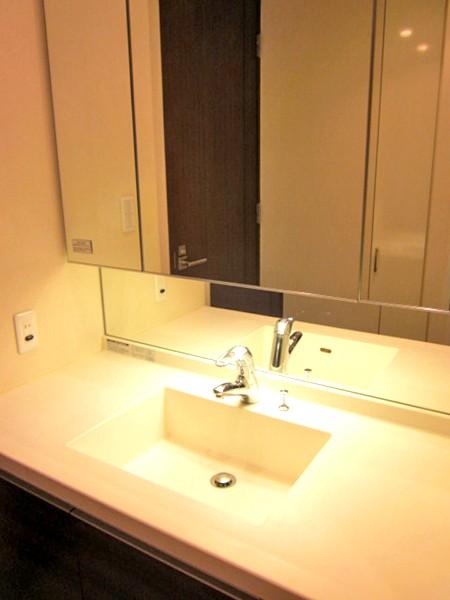 Wash basin, toilet. Washbasin 3-surface mirror type. Children's mirror as standard equipment.