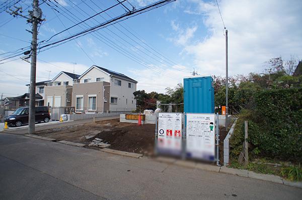 Local photos, including front road. Housing environment favorable