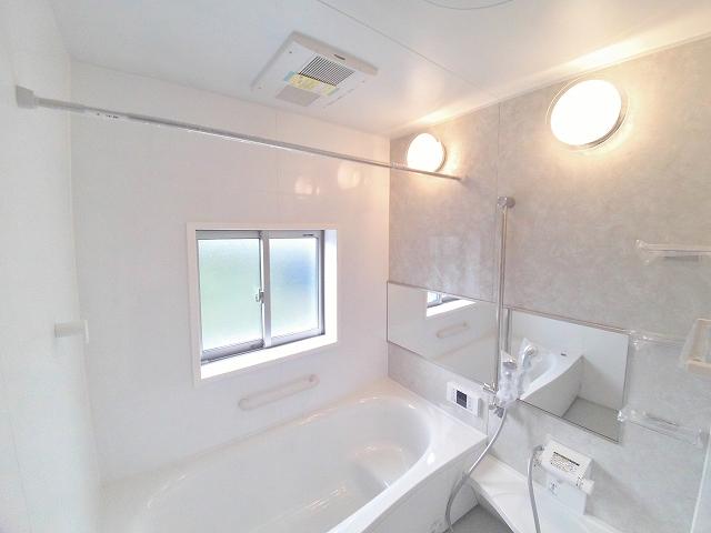 Same specifications photo (bathroom). Same specifications Useful features with bathroom heating dryer.