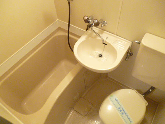 Bath. Convenient 3-point unit bathroom